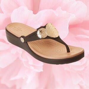 Crocs Sanrah Hammered Circle Wedge Flip Sandal Women's size W7 ESPRESSO/GOLD EUC